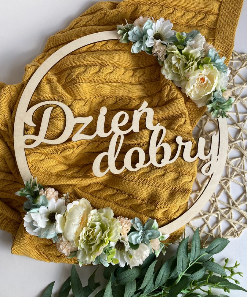 Drewniana obręcz z napisem Dzień Dobry ozdobiona kwiatami - obrazek 3