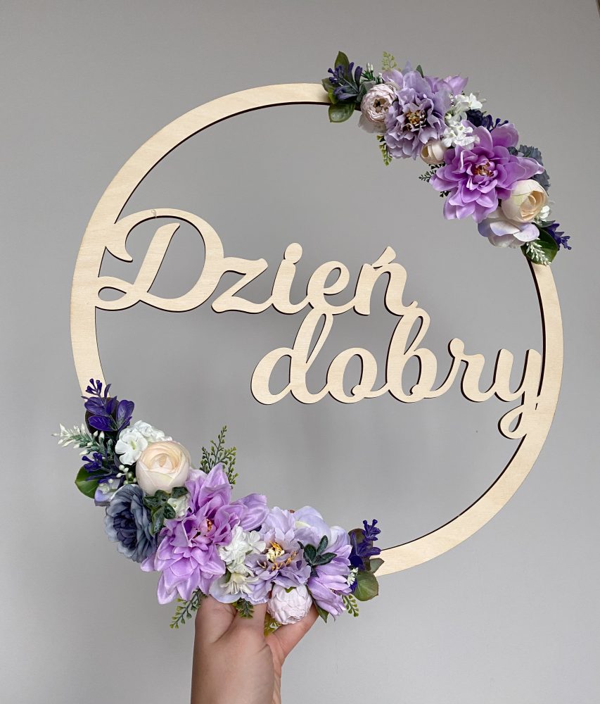 Drewniana obręcz z napisem Dzień Dobry ozdobiona kwiatami - obrazek 4