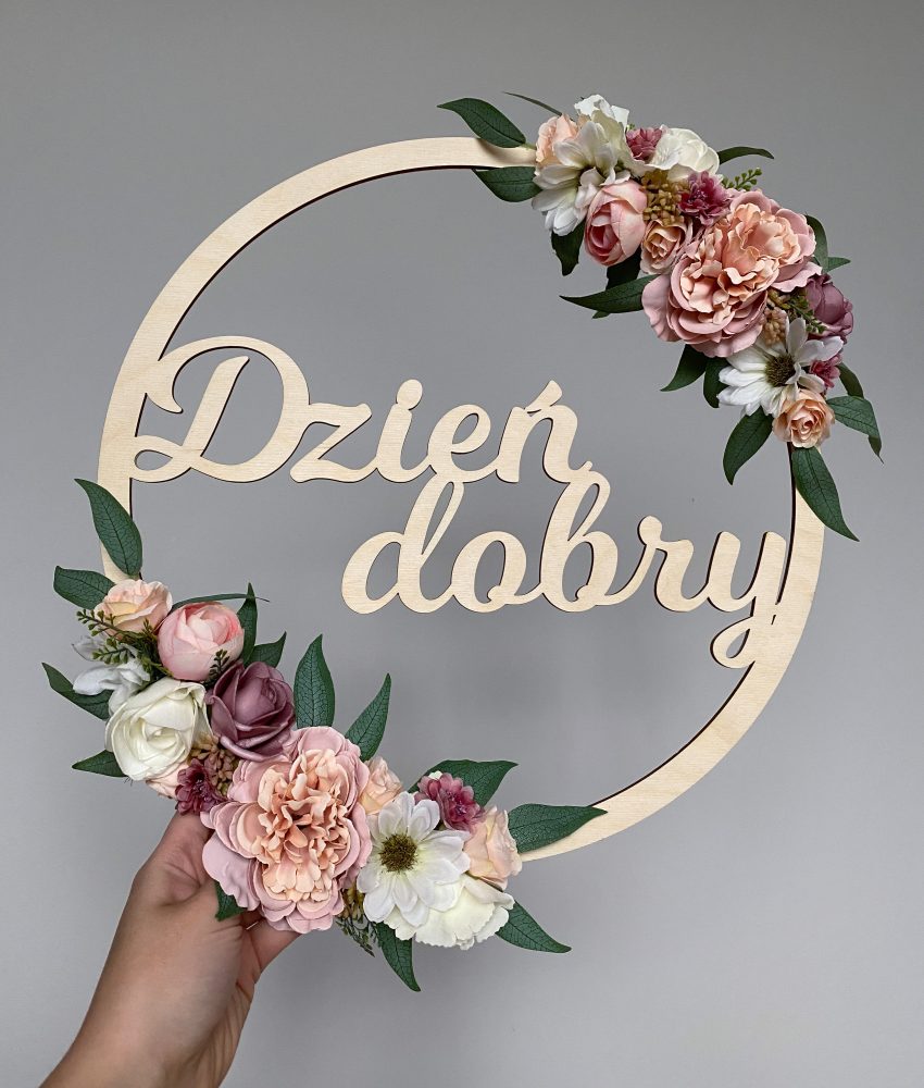 Drewniana obręcz z napisem Dzień Dobry ozdobiona kwiatami - obrazek 5