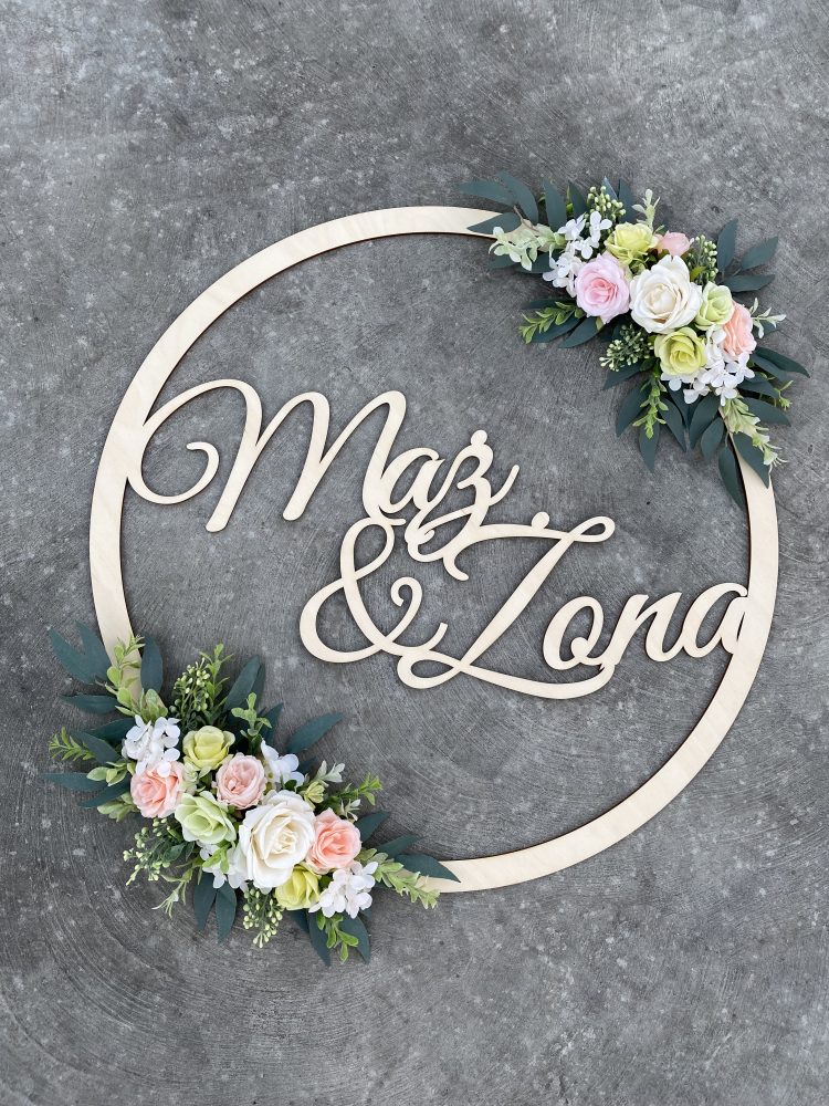 Drewniana obręcz z napisem Mąż & Żona ozdobiona kwiatami - obrazek 2