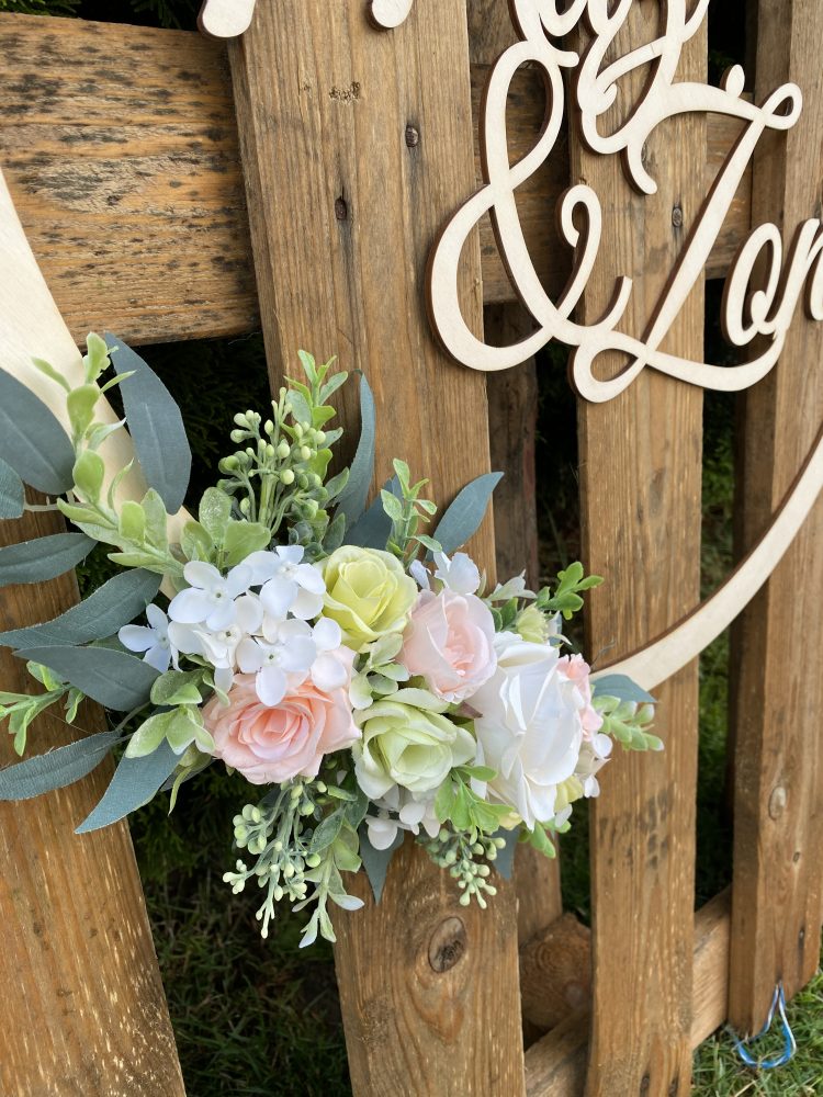 Drewniana obręcz z napisem Mąż & Żona ozdobiona kwiatami - obrazek 3