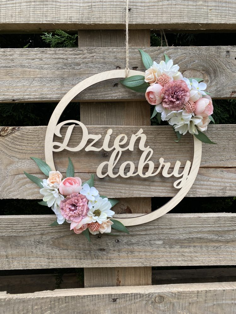 Drewniana obręcz z napisem Dzień Dobry ozdobiona kwiatami - obrazek 6