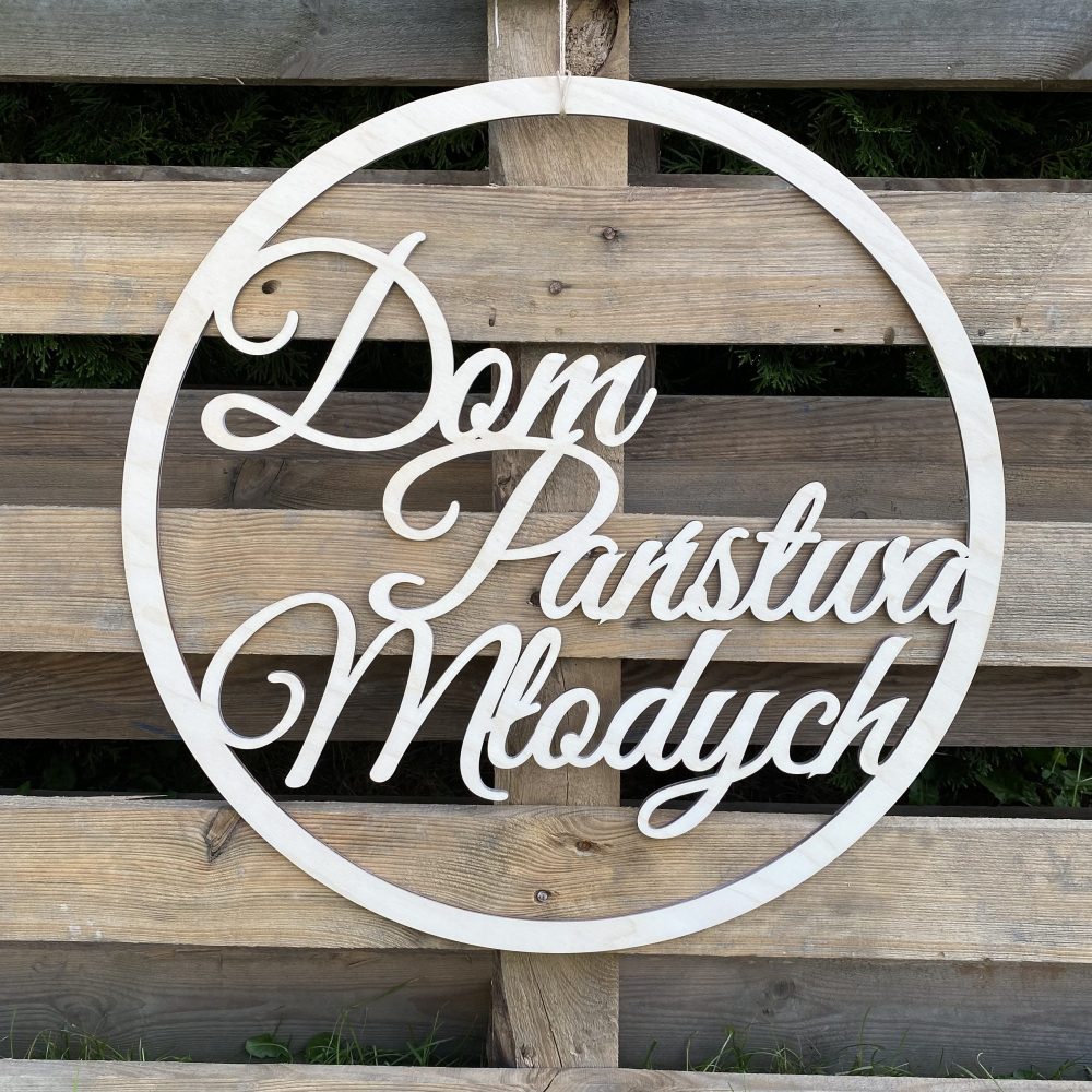 Drewniana obręcz z napisem Dom Państwa Młodych