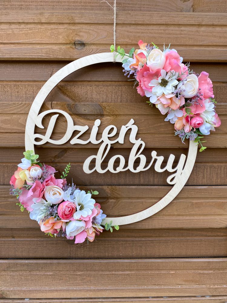 Drewniana obręcz z napisem Dzień Dobry ozdobiona kwiatami