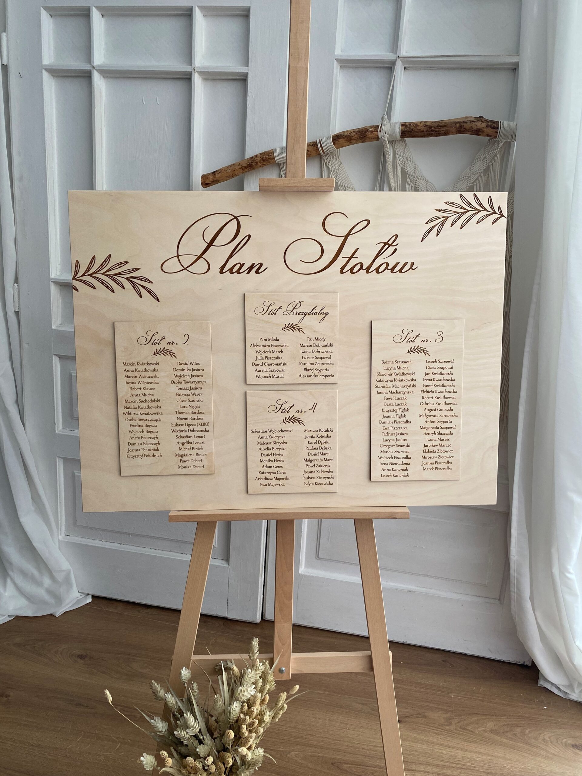 Drewniana tablica z Lista Gości Liście Układ Stolików Ślub i Wesele