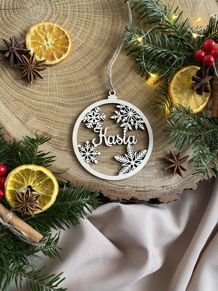 Drewniana bombka Śnieżynki ażurowe z imieniem