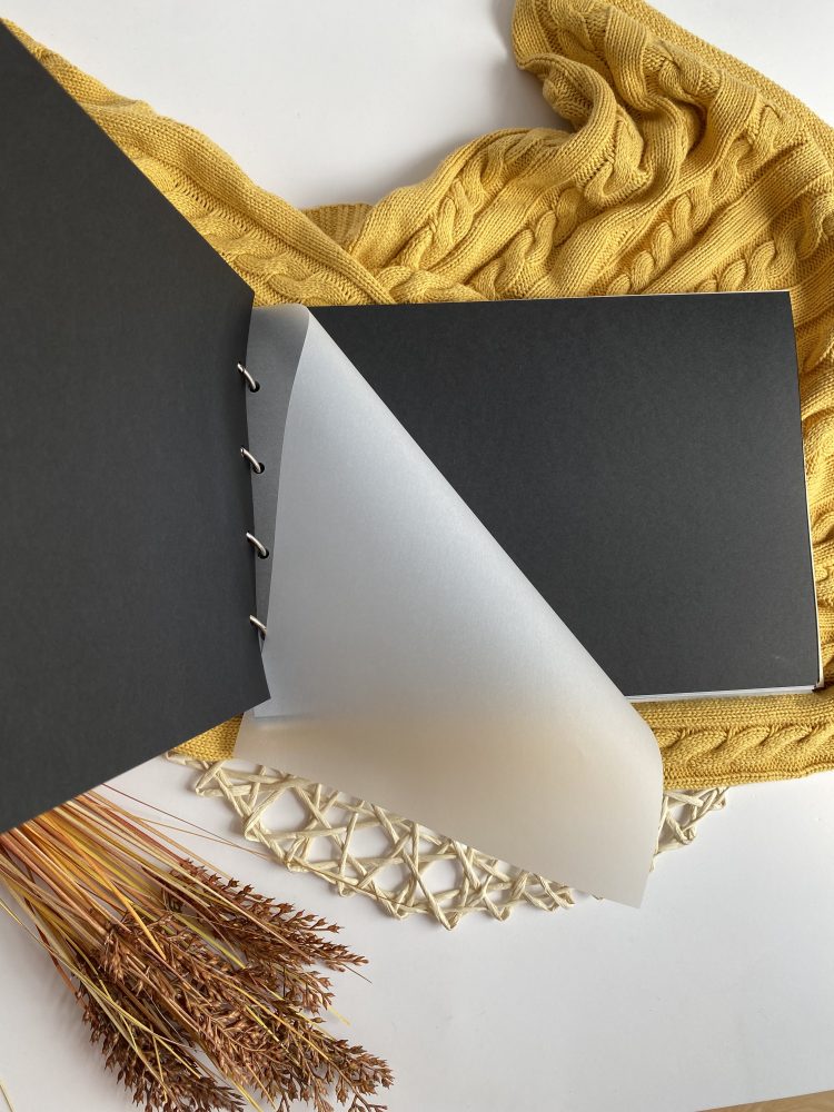 Drewniany album na zdjęcia prezent na parapetówkę - obrazek 4