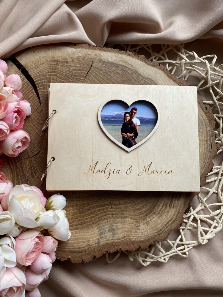 Drewniany album ze zdjęciem na Walentynki