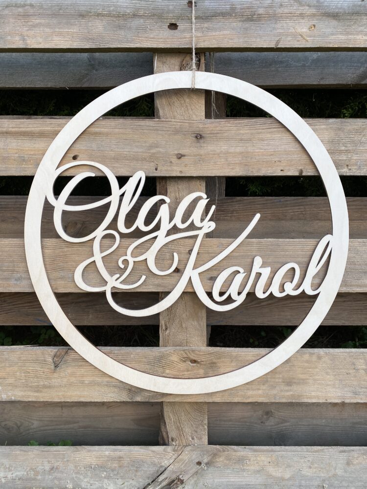 Drewniana obręcz  z imionami nowożeńców na ślub i wesele