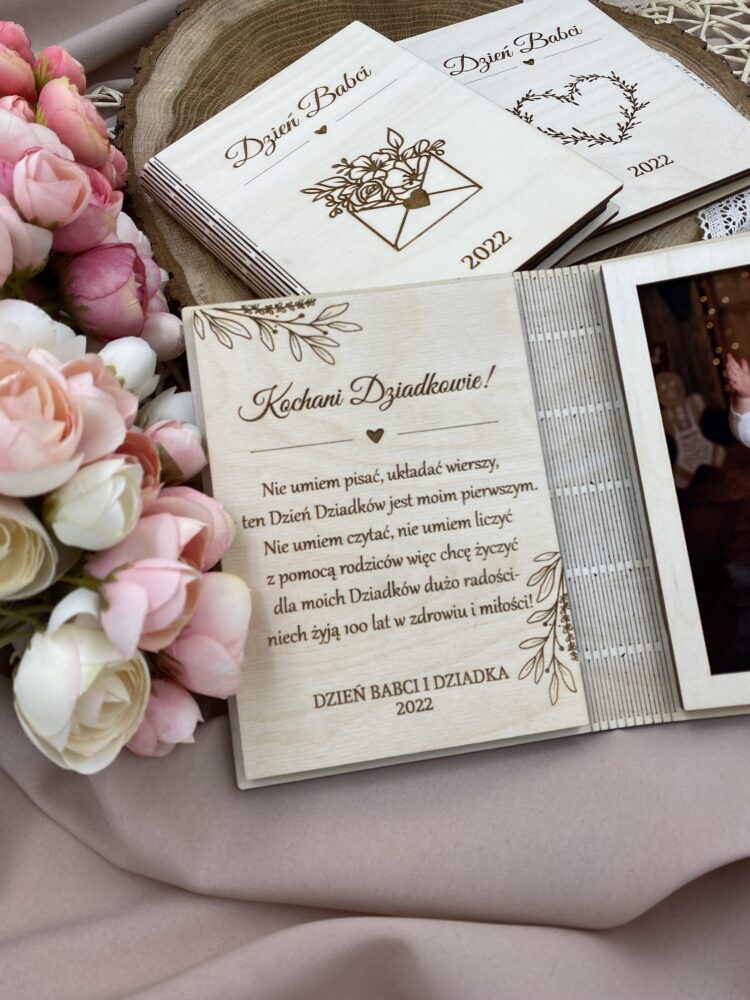 Ramka na dzień babci i dziadka w postaci książki za zdjęciem - obrazek 3