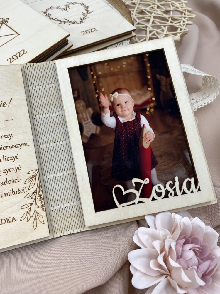 Ramka na dzień babci i dziadka w postaci książki za zdjęciem - obrazek 4