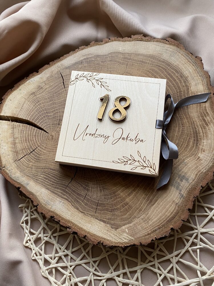 Pudełko z życzeniami urodzinowymi ze zdjęciem