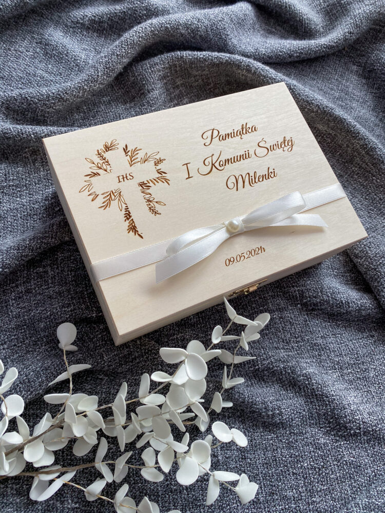Pamiątka Pierwszej Komunii Świętej z życzeniami i Biblią- Krzyż
