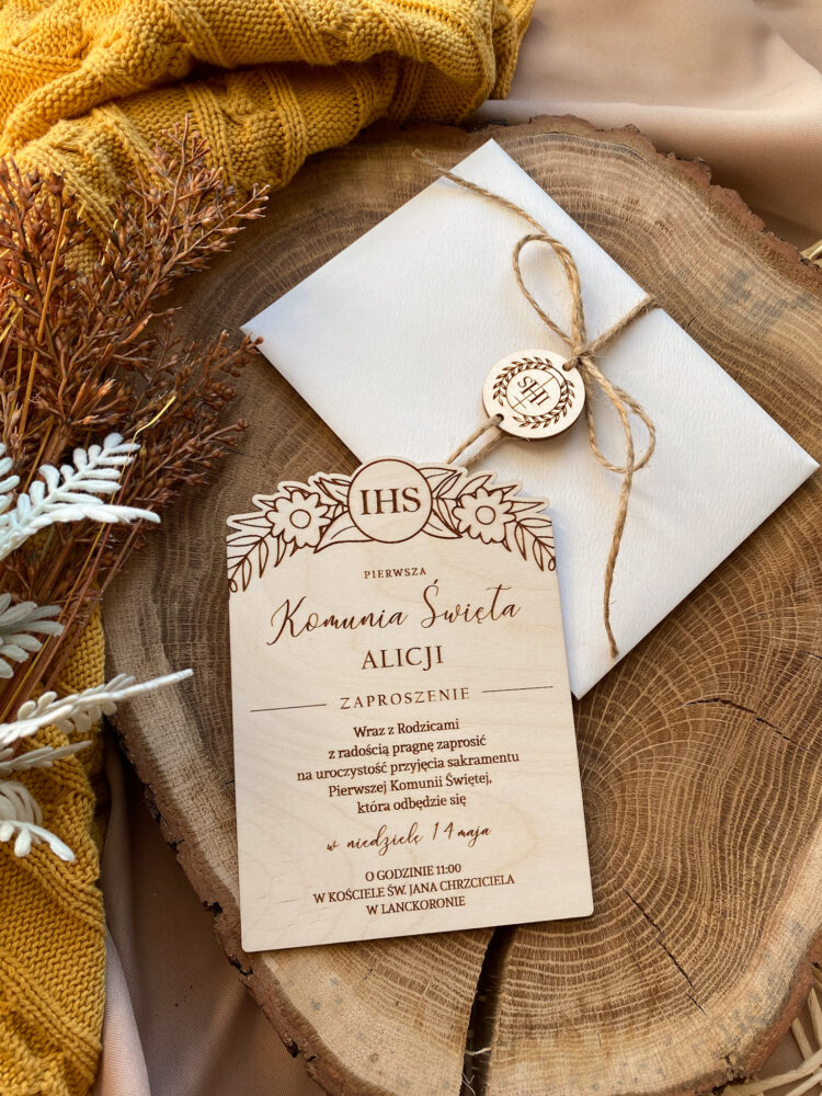 Drewniane zaproszenie na Komunię Świętą - oryginalne - wianek