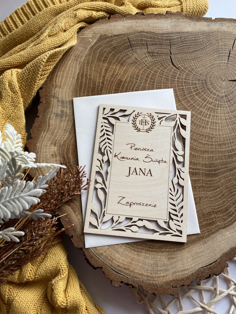 Drewniane zaproszenie na Komunię Świętą - oryginalne - ażurowe personalizowane