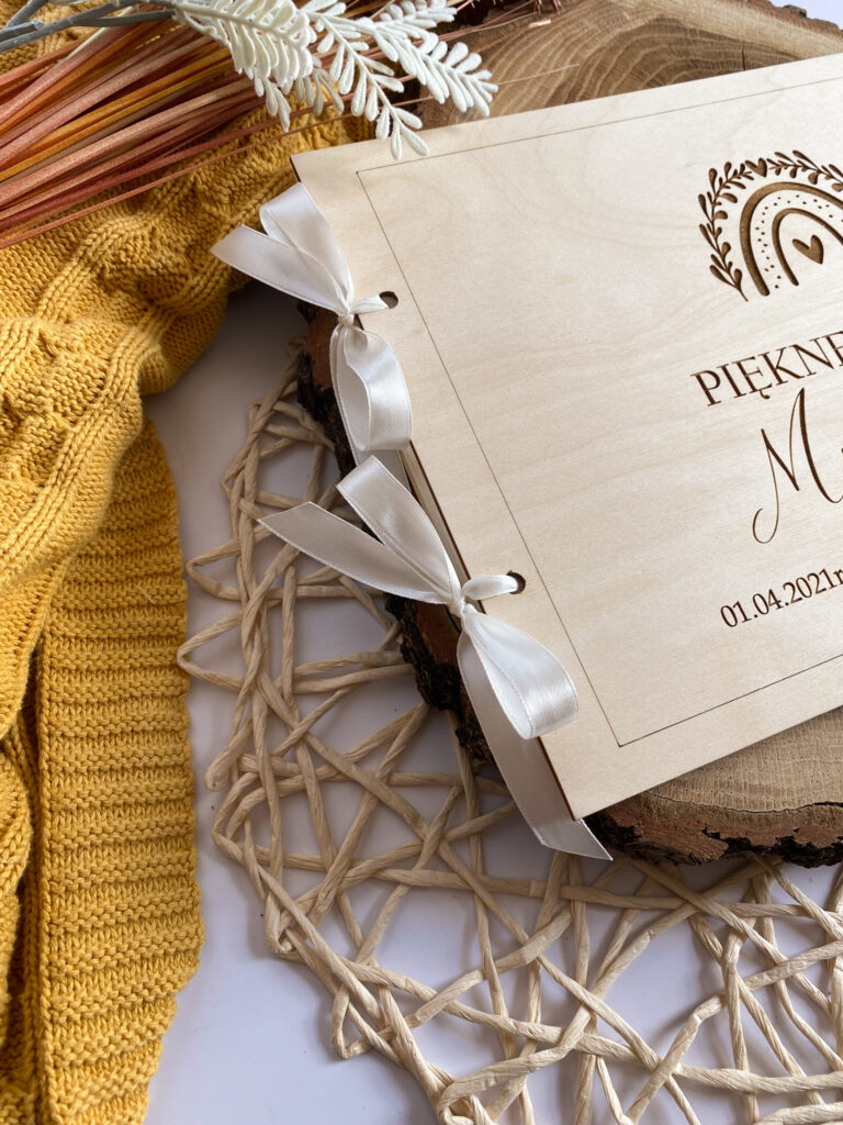 Drewniany album dla dziecka Tęcza - obrazek 3