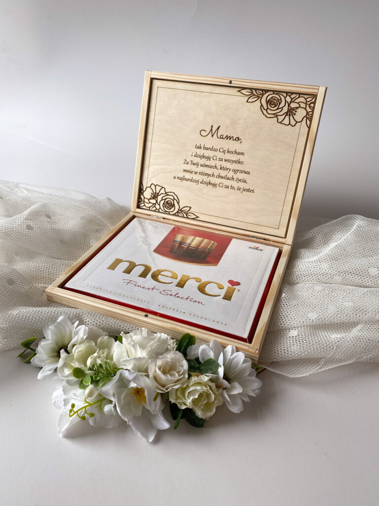 Drewniane pudełeczko na czekoladki z życzeniami na Dzień Mamy - obrazek 4