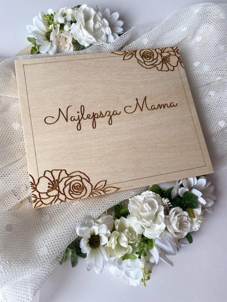 Drewniane pudełeczko na czekoladki z życzeniami na Dzień Mamy