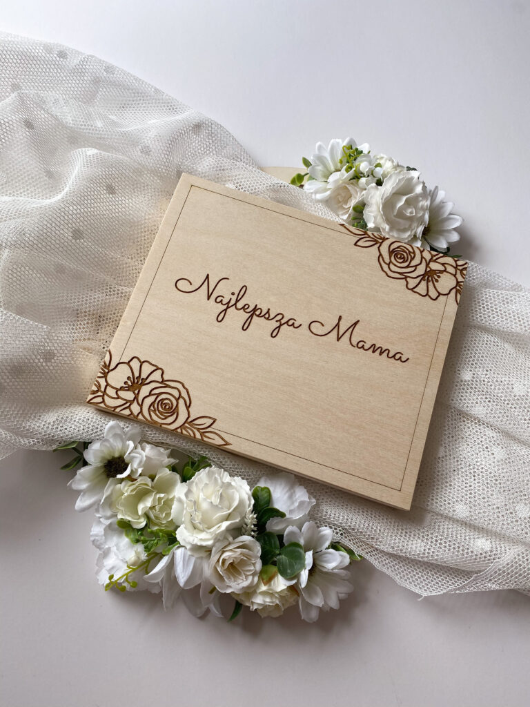 Drewniane pudełeczko na czekoladki z życzeniami na Dzień Mamy - obrazek 2