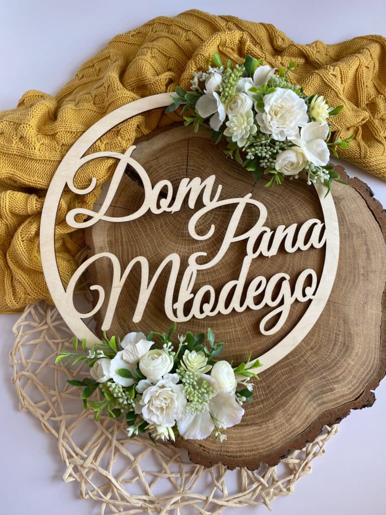 Drewniana obręcz Dom Panny Młodej/Dom Pana Młodego ozdobiona kwiatami