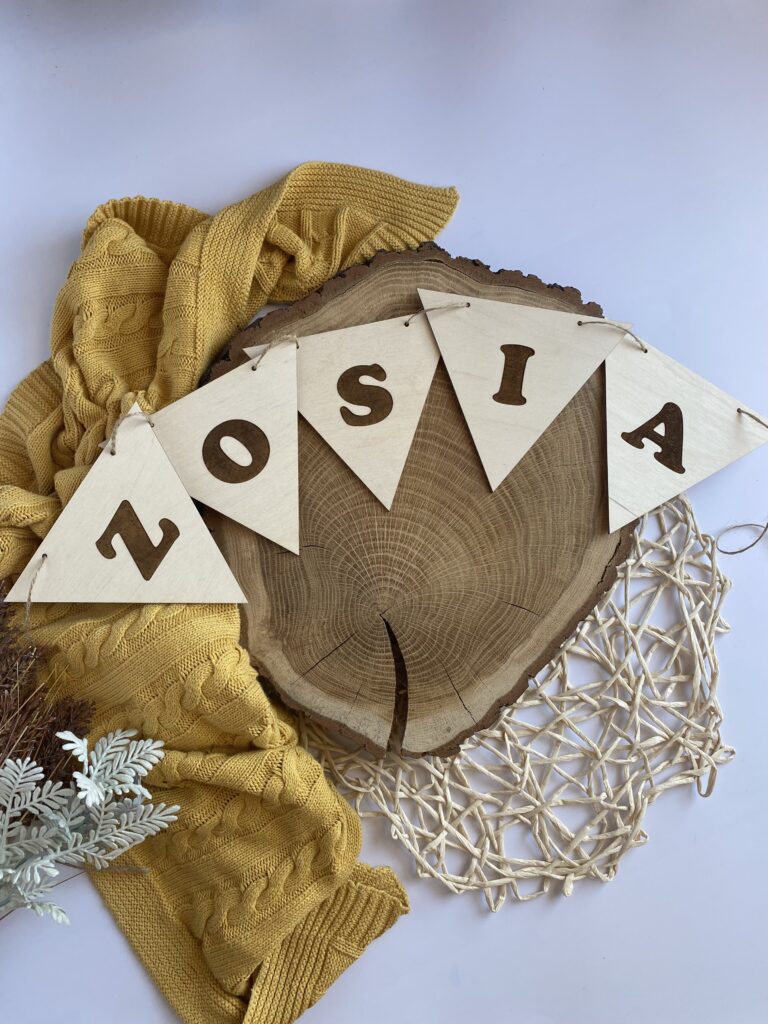 Drewniana girlanda dekoracyjna trójkąty