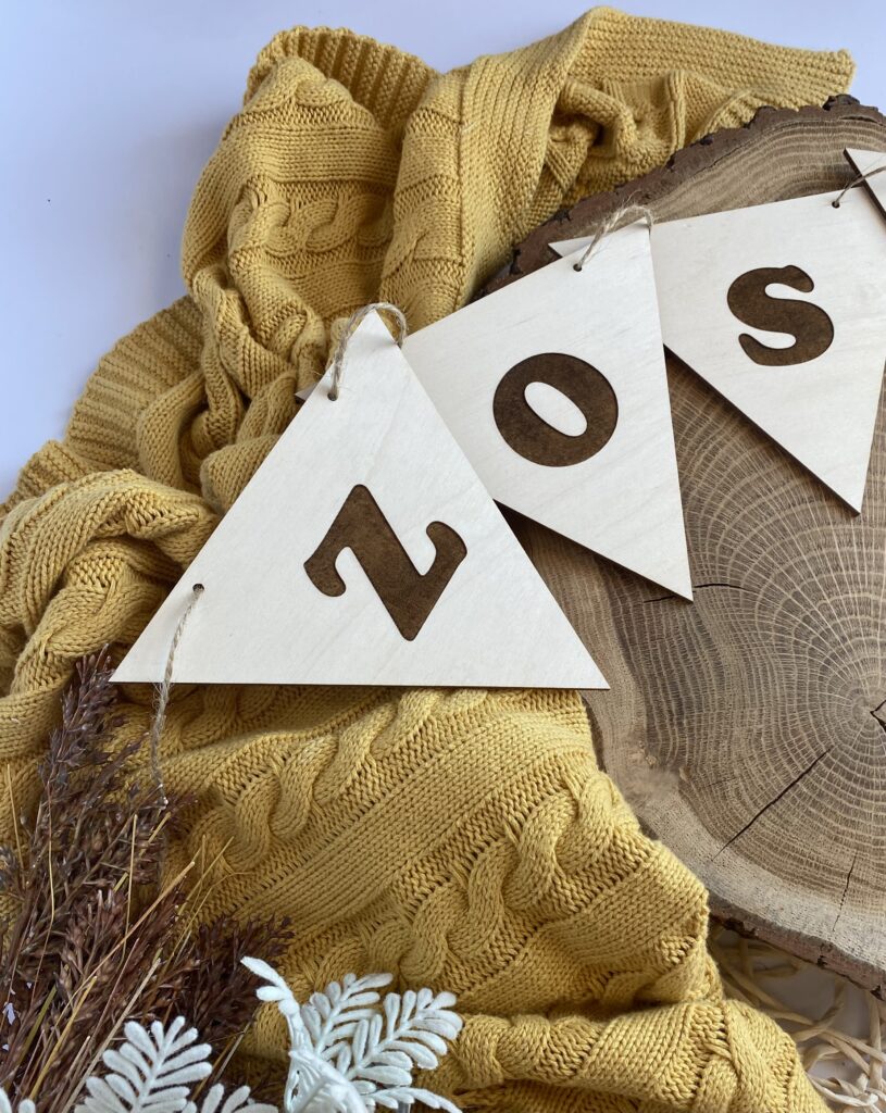 Drewniana girlanda dekoracyjna trójkąty - obrazek 2