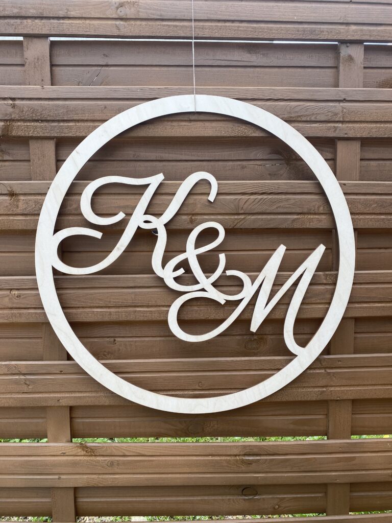 Drewniana obręcz  z inicjałami nowożeńców na ślub i wesele