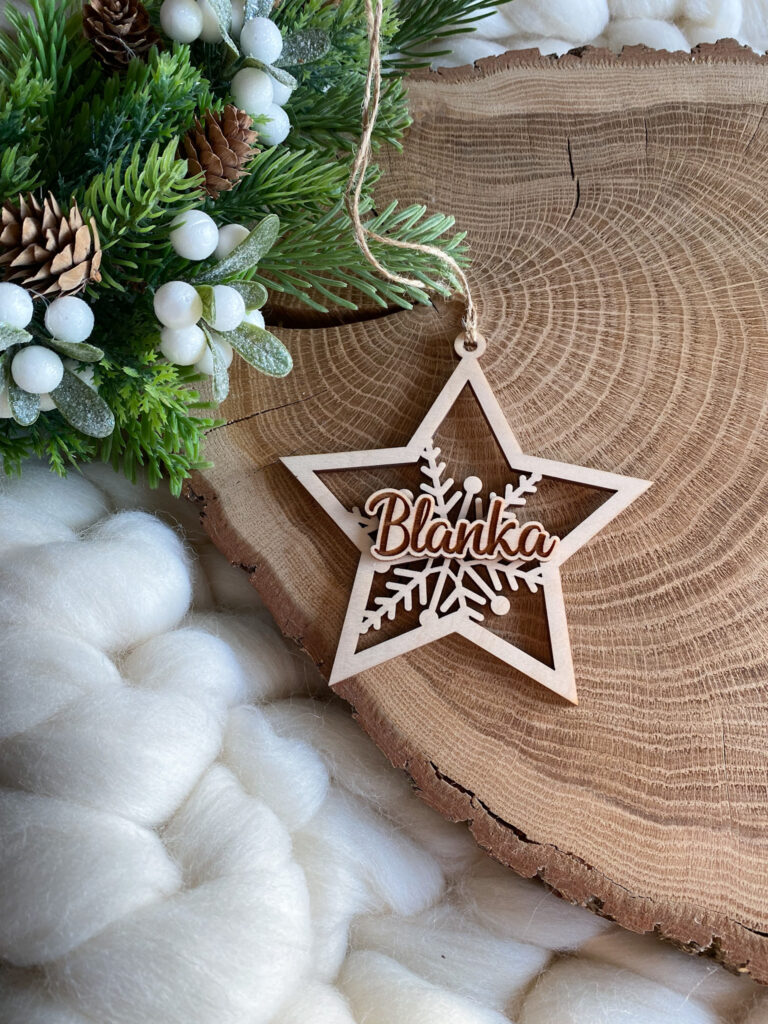Drewniana bombka z imieniem śnieżynka w gwiazdce