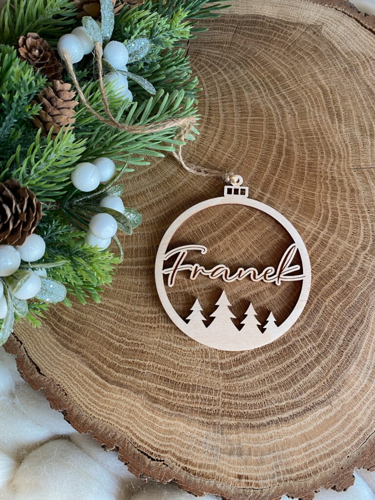 Drewniana bombka ażurowa choinki z imieniem