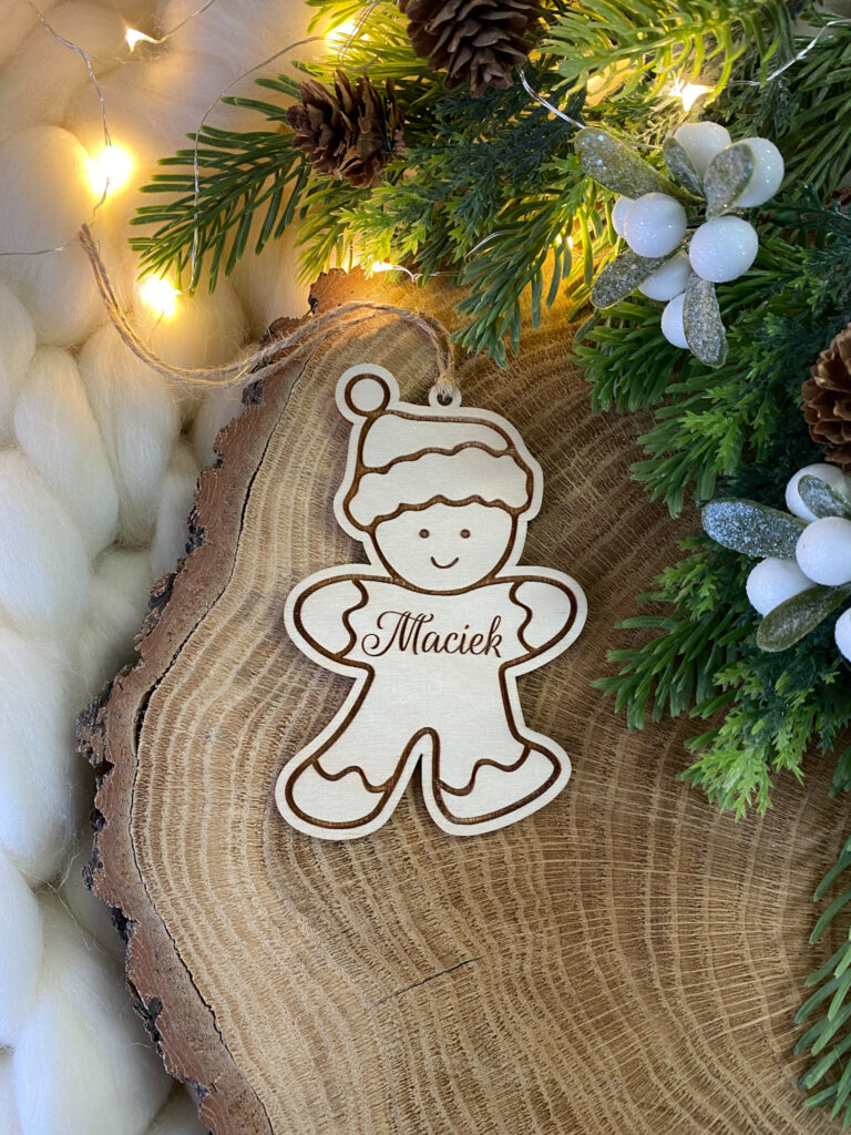 Drewniane dekoracje w kształcie ciasteczek z imieniem
