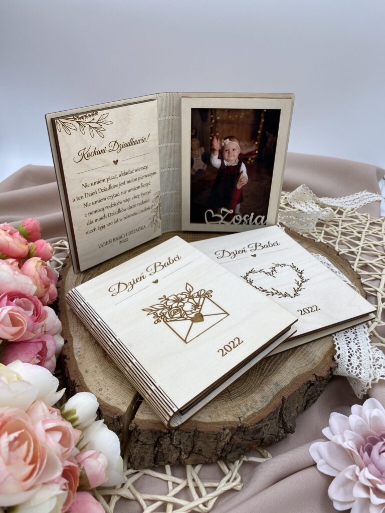 Ramka na dzień babci i dziadka w postaci książki za zdjęciem
