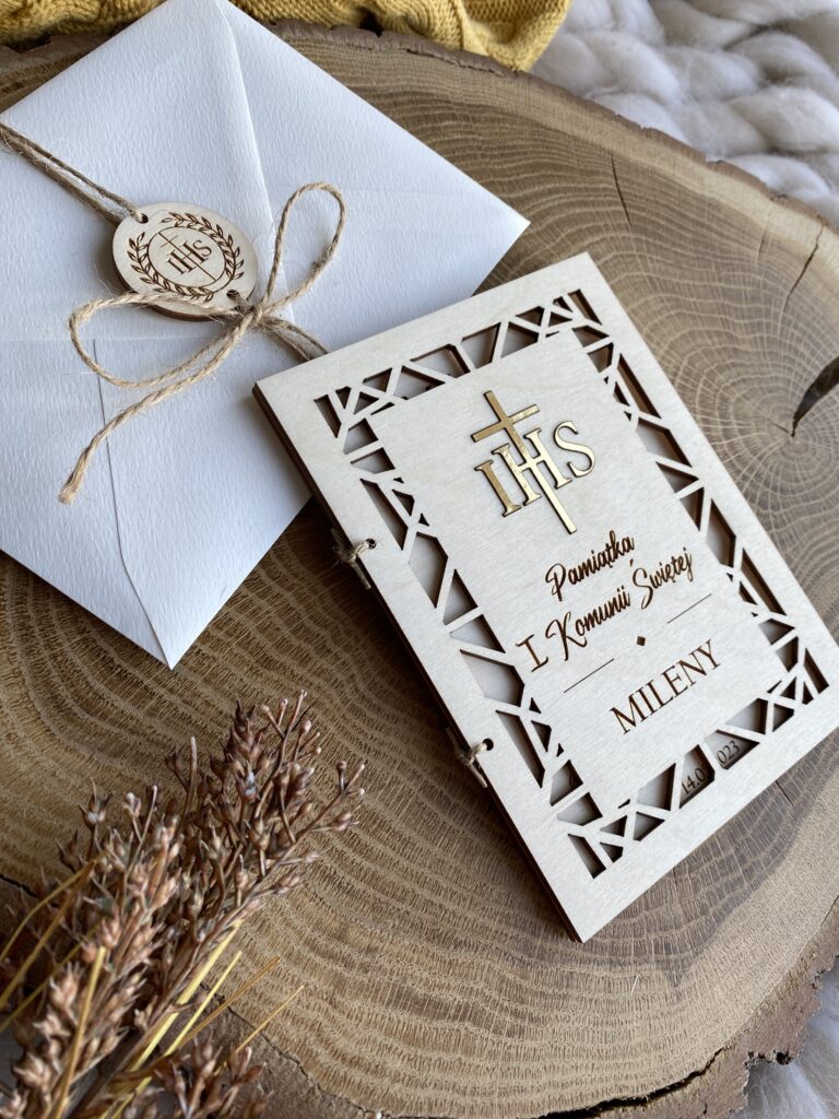 Pamiątka Pierwszej Komunii Świętej Kartka z życzeniami IHS drewniana - obrazek 2