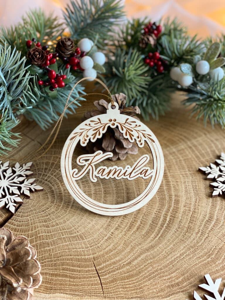 Drewniana bombka ażurowa gałązka z imieniem Boże Narodzenie