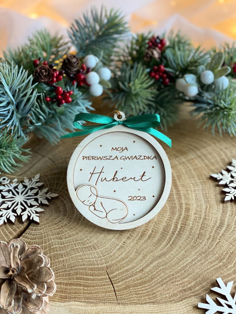 Świąteczna bombka drewniana z imieniem Pierwsze Święta Bożego Narodzenia