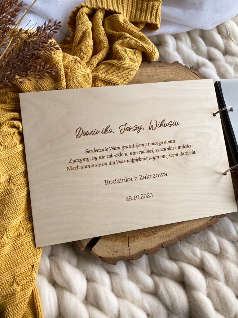 Drewniany album na zdjęcia prezent na parapetówkę - obrazek 3