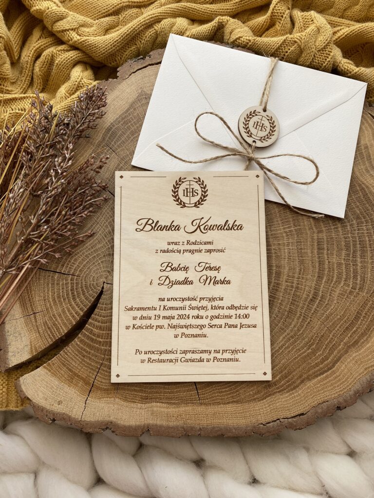 Drewniane zaproszenie na Komunię Świętą - IHS - obrazek 2