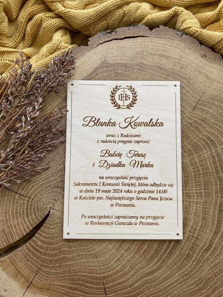 Drewniane zaproszenie na Komunię Świętą - IHS