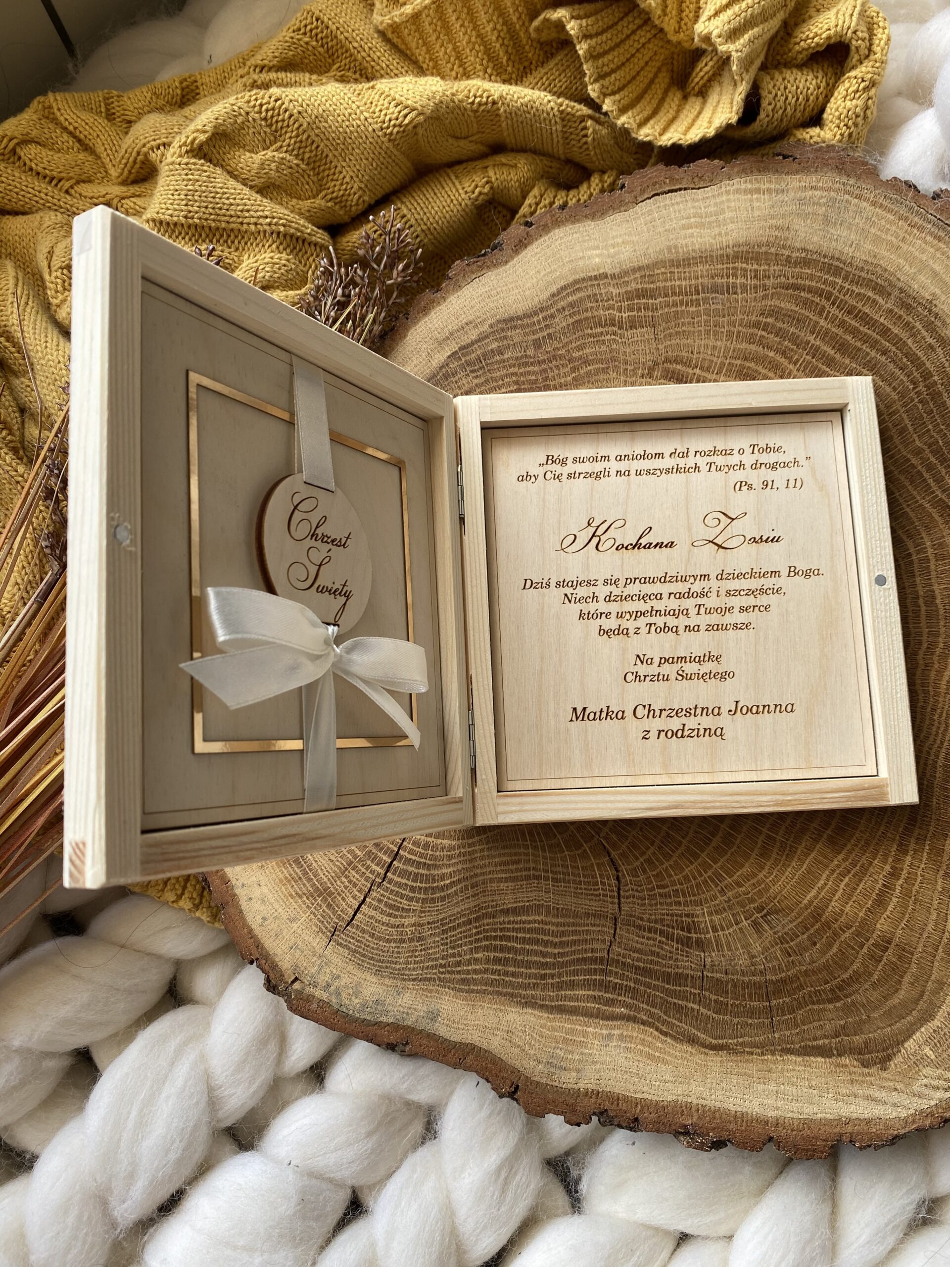 Pamiątka Chrztu Świętego w pudełeczku złoty ażur - obrazek 2
