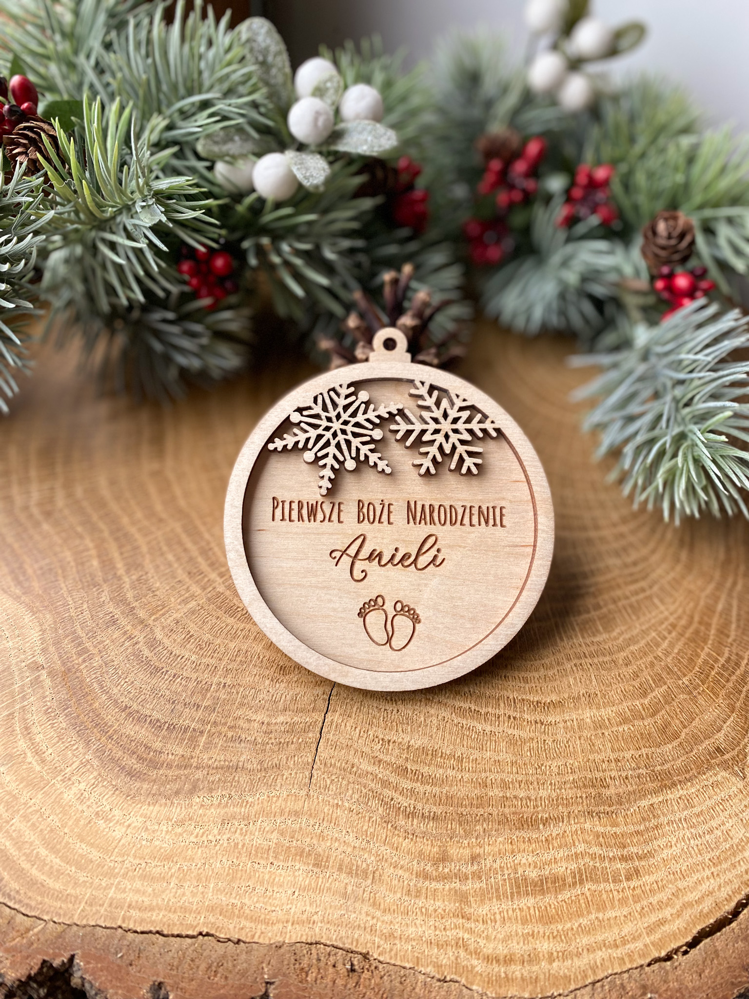 Świąteczna bombka drewniana z imieniem Śnieżynki Pierwsze Boże Narodzenie