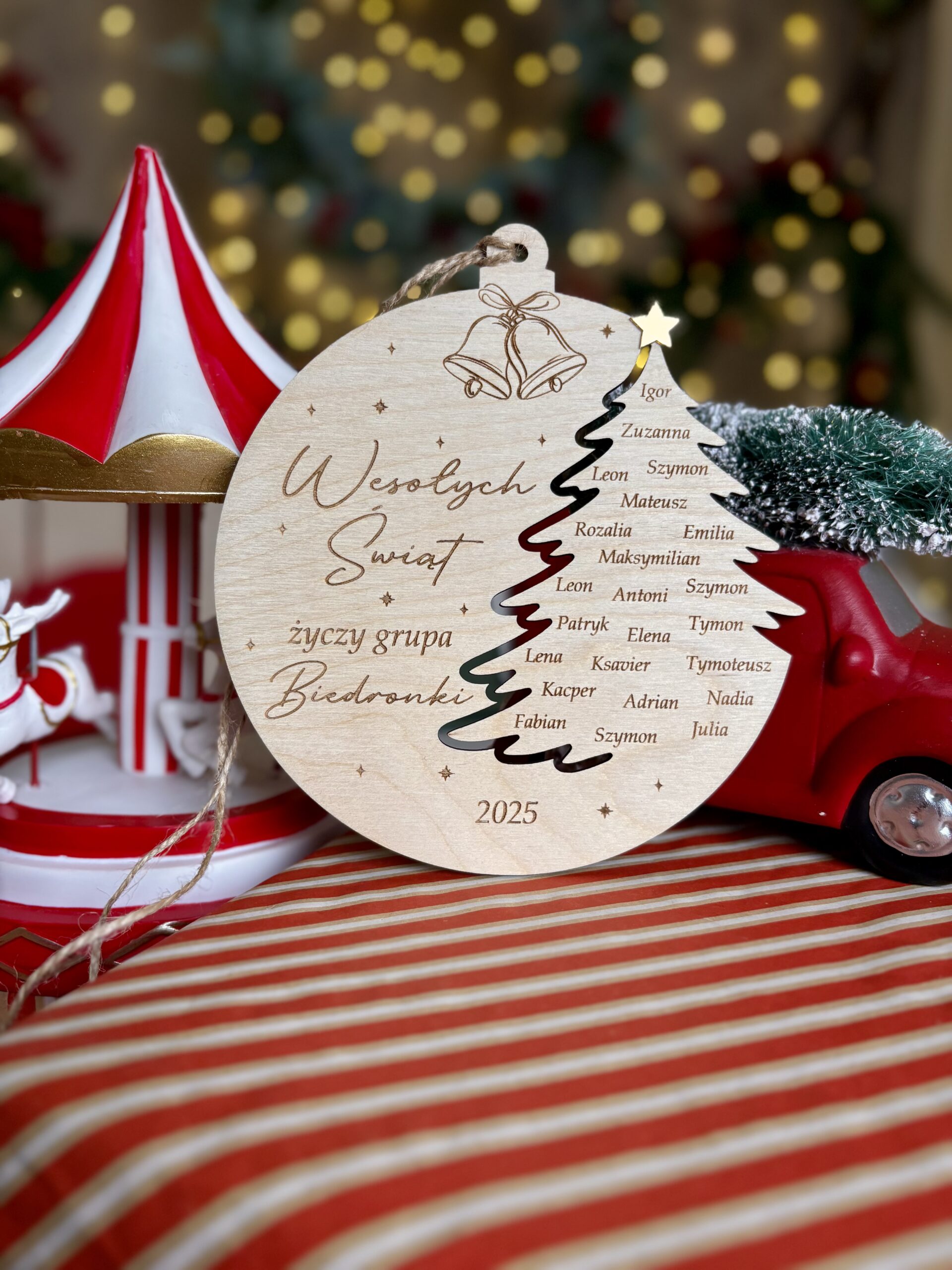 Duża Świąteczna bombka drewniana, grupowa z imionami