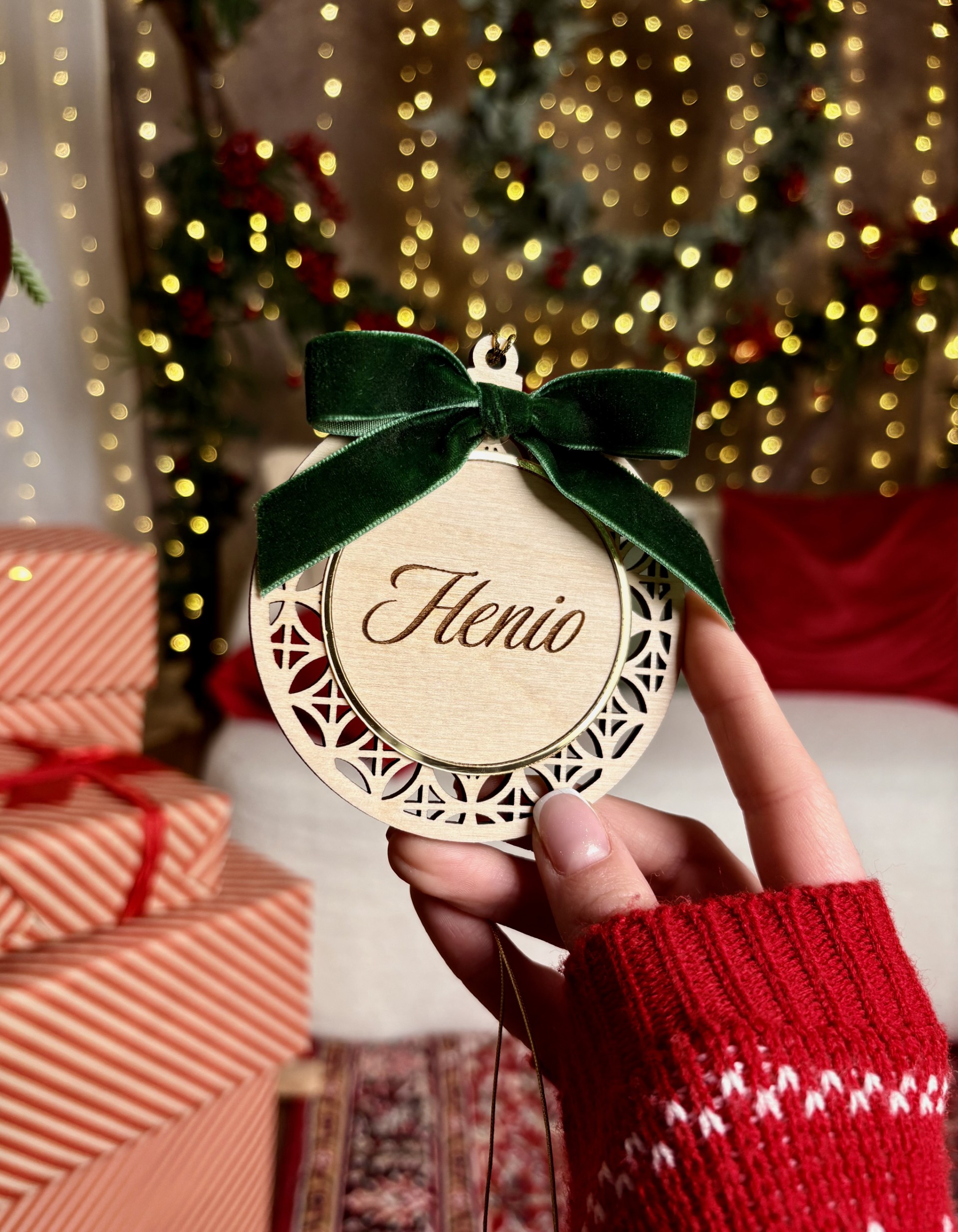 Świąteczna bombka drewniana ażurowa z imieniem Złota ramka i Kokarda