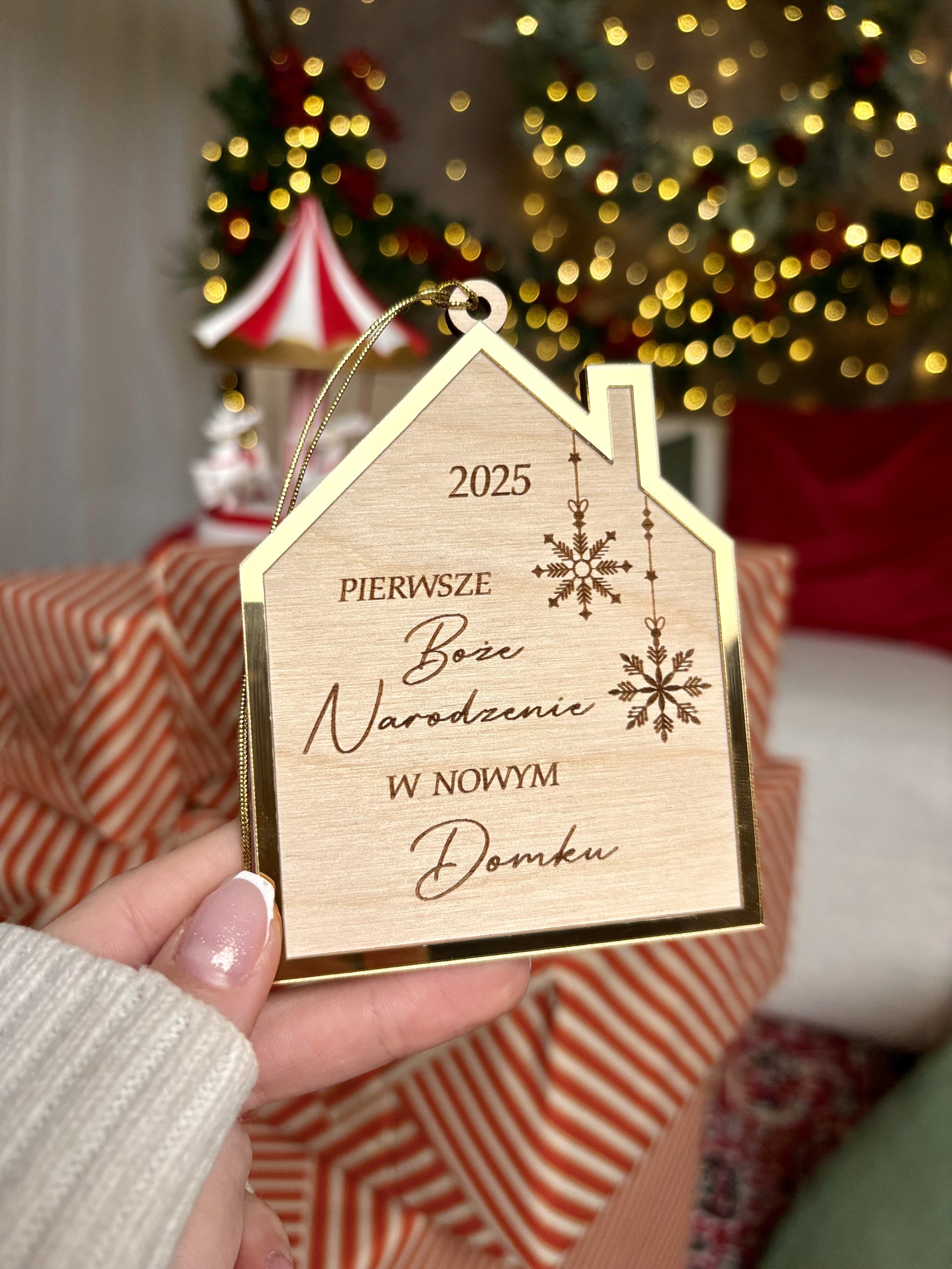 Świąteczna bombka drewniana domek Pierwsze Święta Bożego Narodzenia w nowym domu Złota ramka
