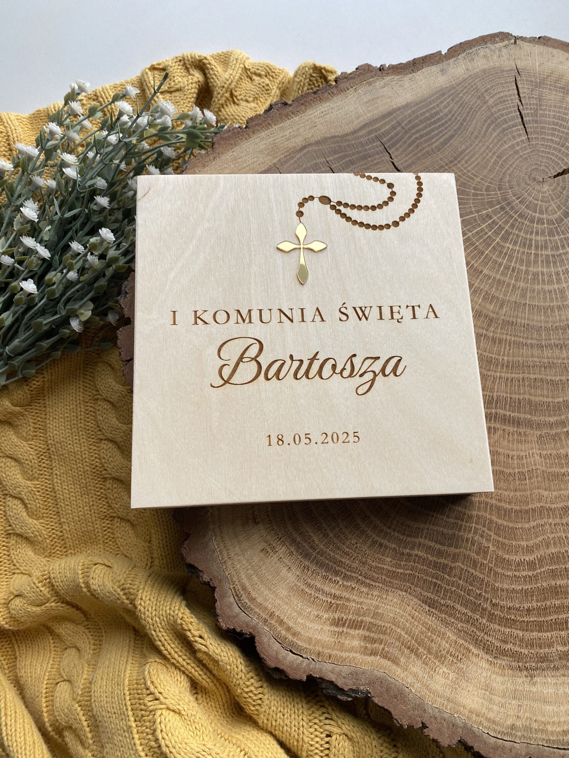 Pamiątka Pierwszej Komunii Świętej w pudełku złoty krzyż
