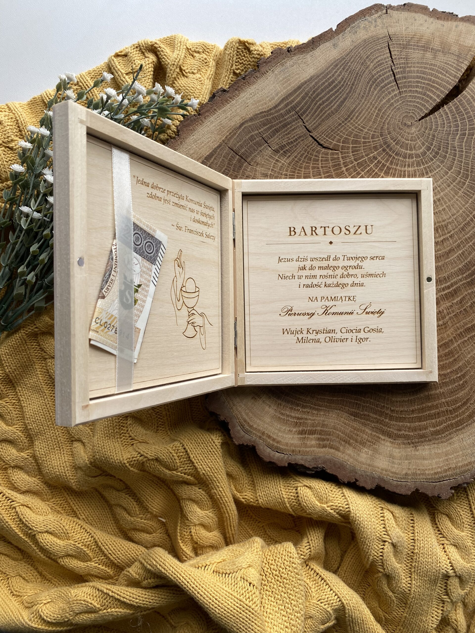 Pamiątka Pierwszej Komunii Świętej w pudełku złoty krzyż - obrazek 3