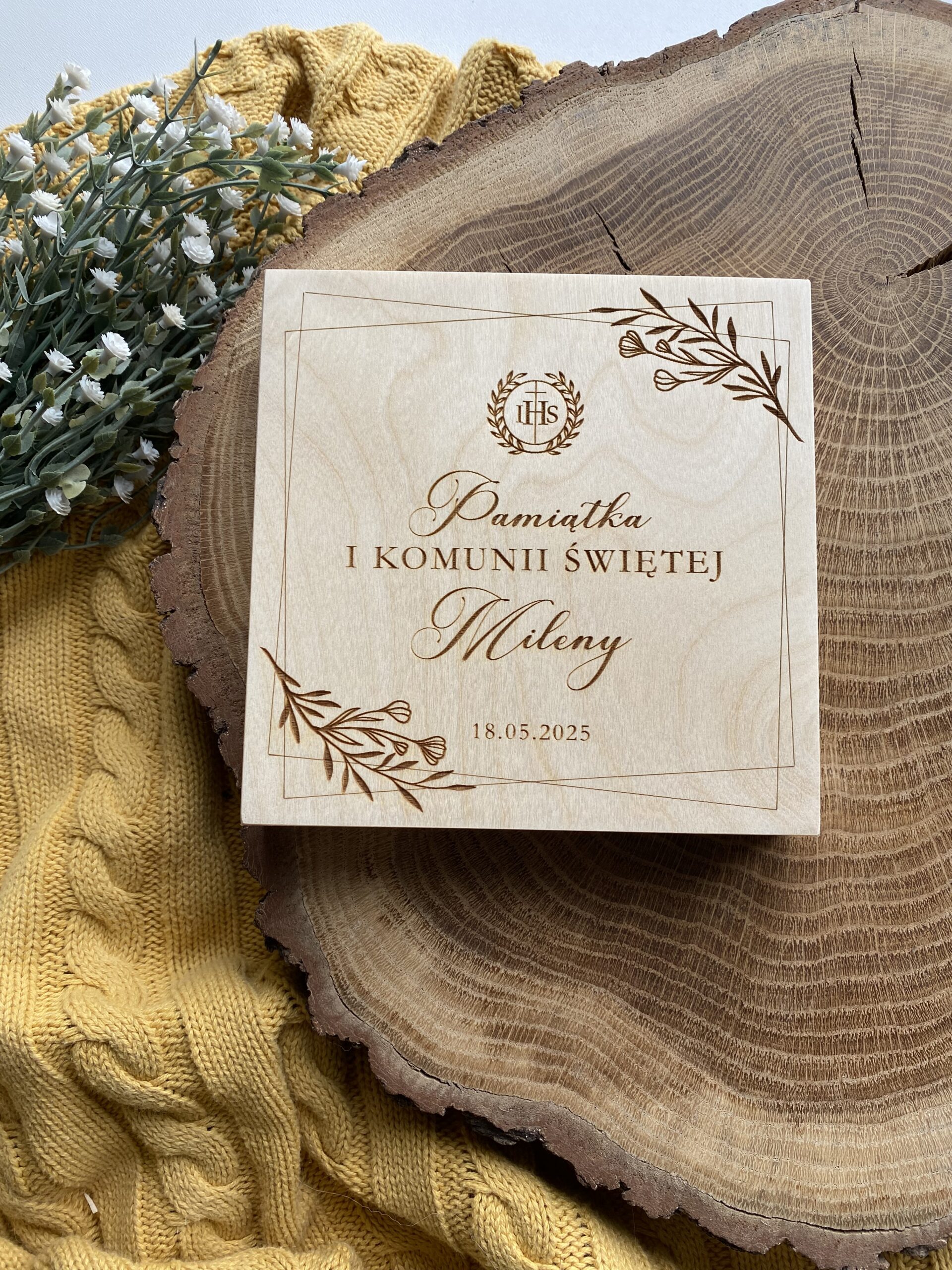 Pamiątka Pierwszej Komunii Świętej w pudełku listki