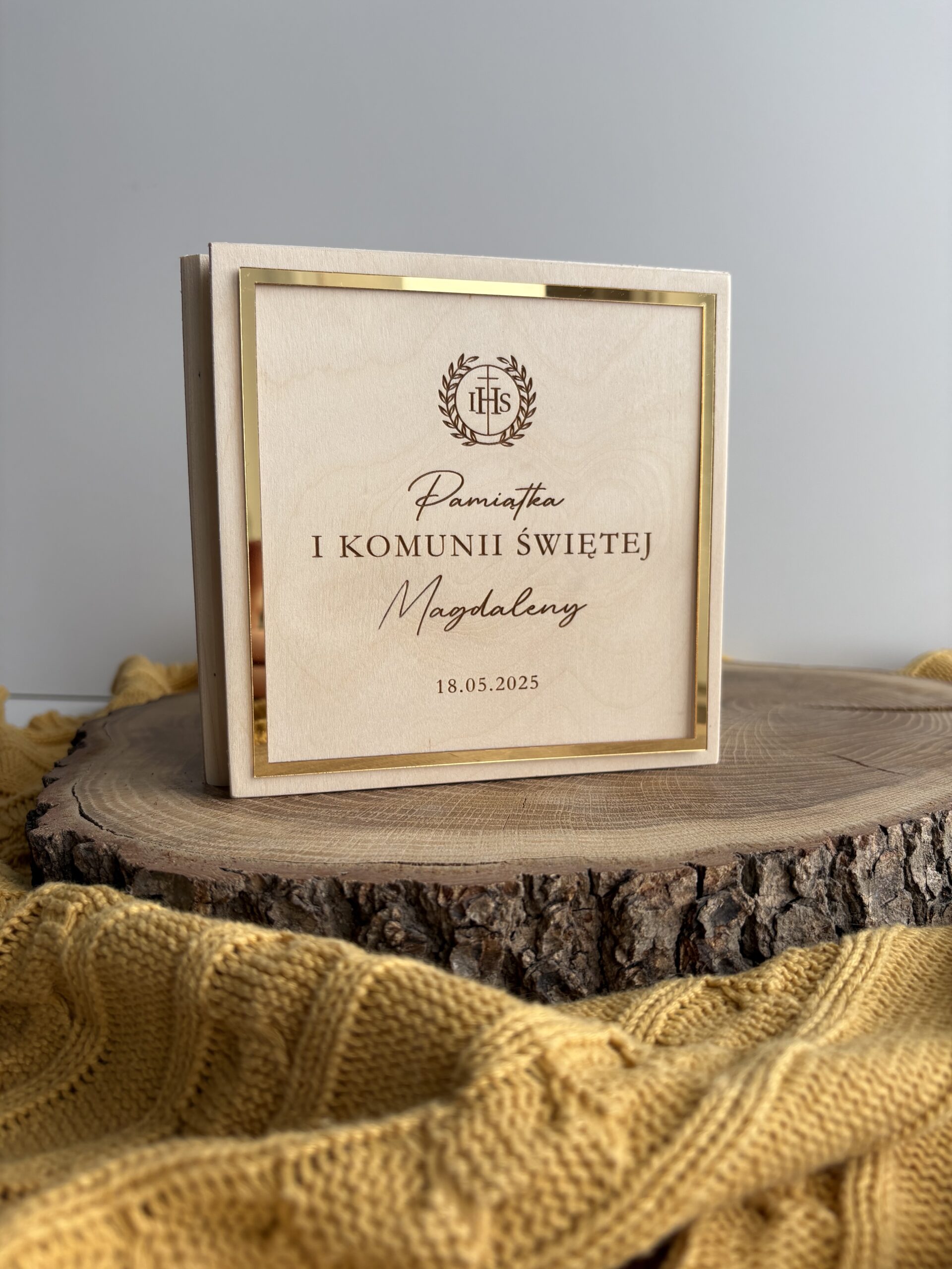 Pamiątka Pierwszej Komunii Świętej w pudełku złota ramka IHS