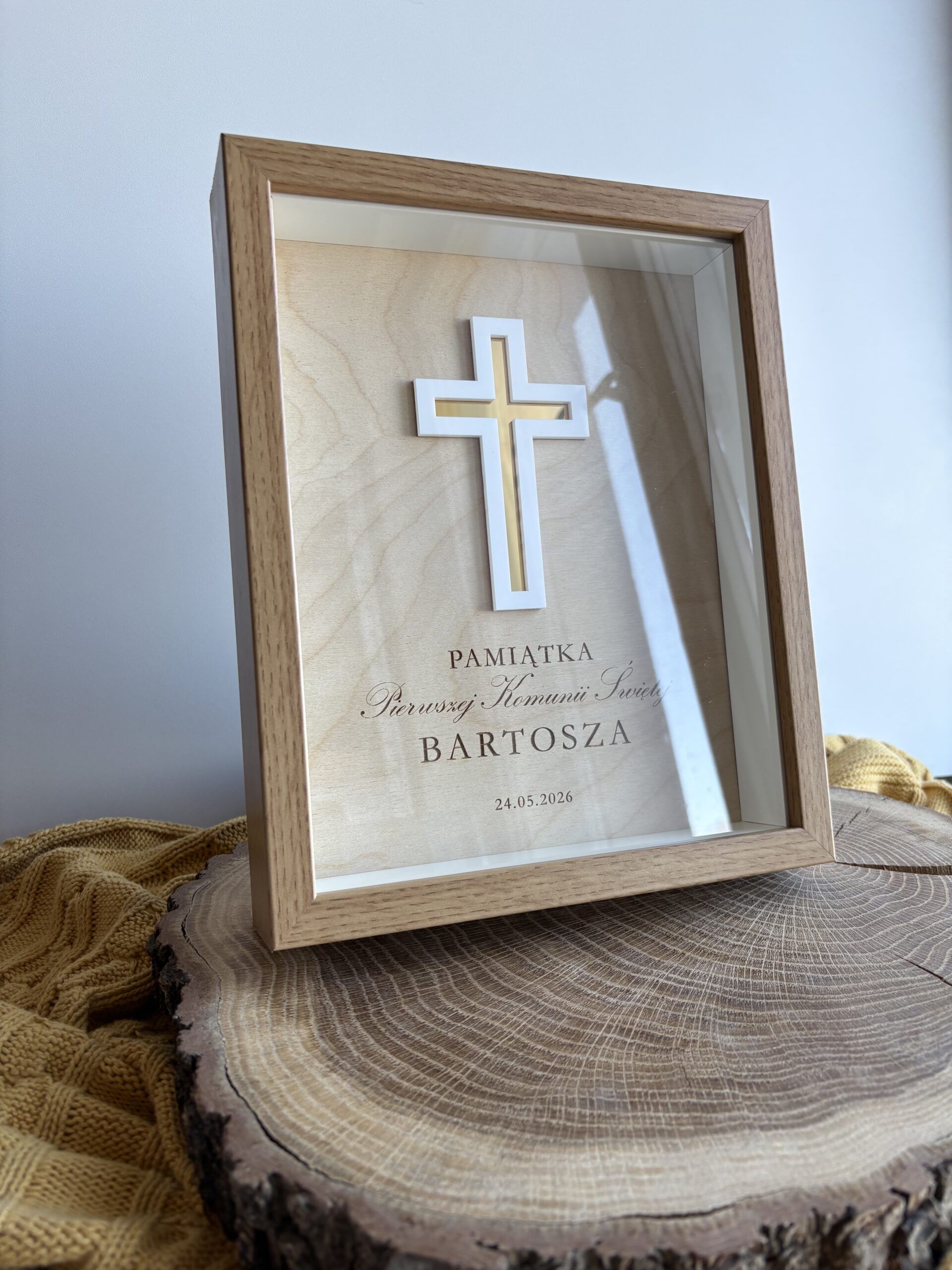 Pamiątka Pierwszej Komunii Świętej Ramka 3D złoty krzyż z życzeniami