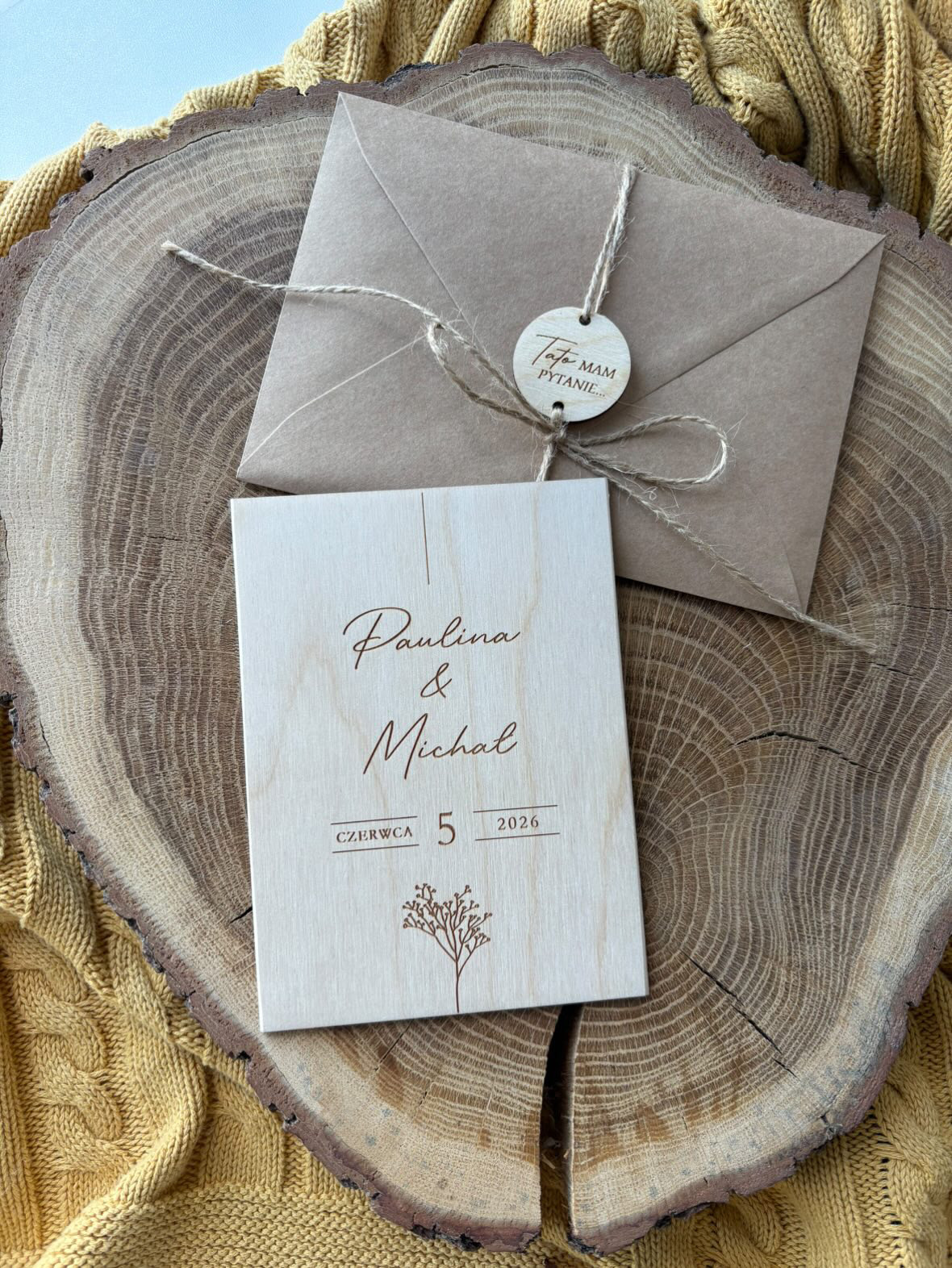 Kartka drewniana z prośbą o poprowadzenie do ołtarza